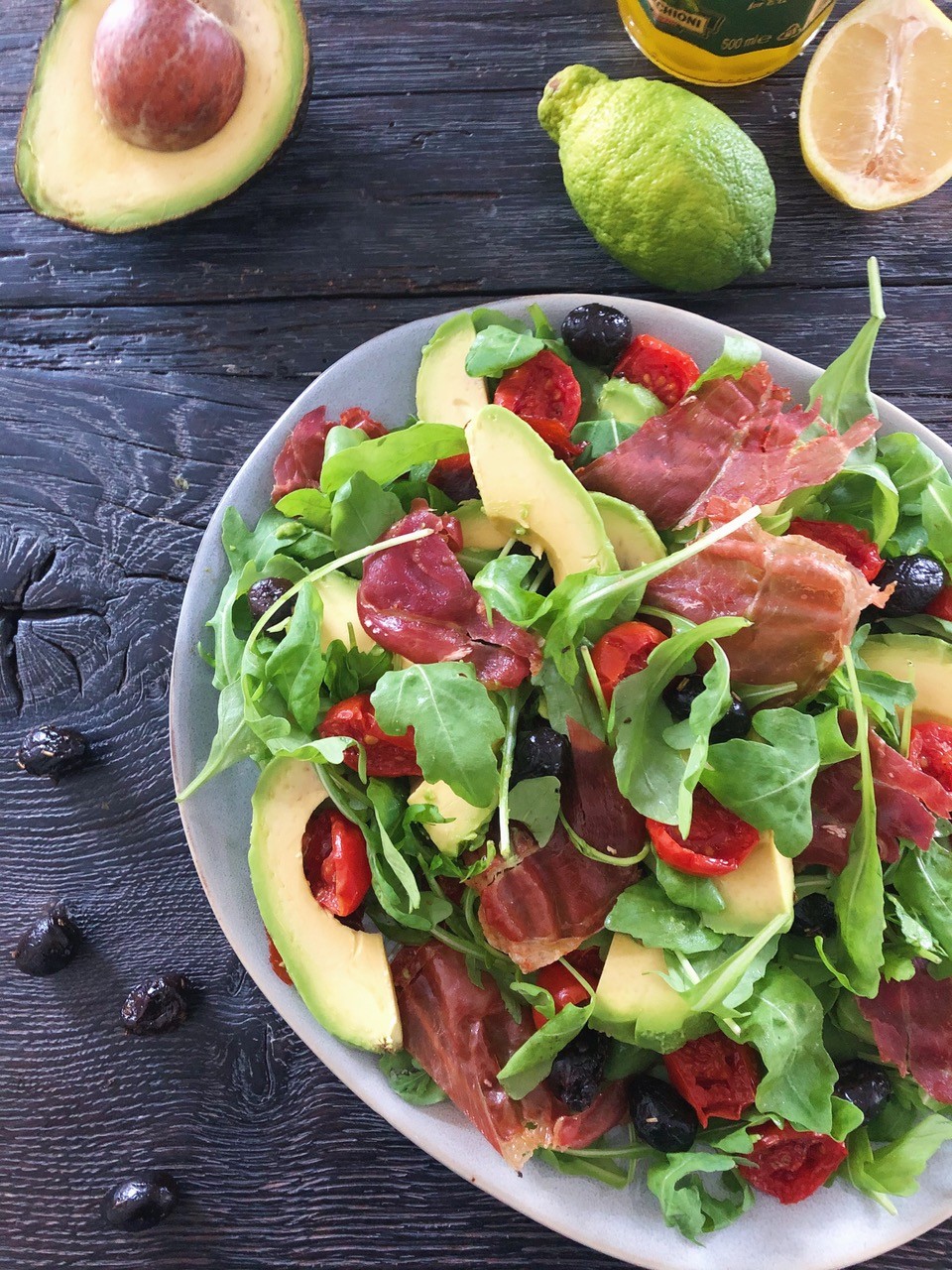 Avocadosalat med sprød parmaskinke & ovnbagte tomater