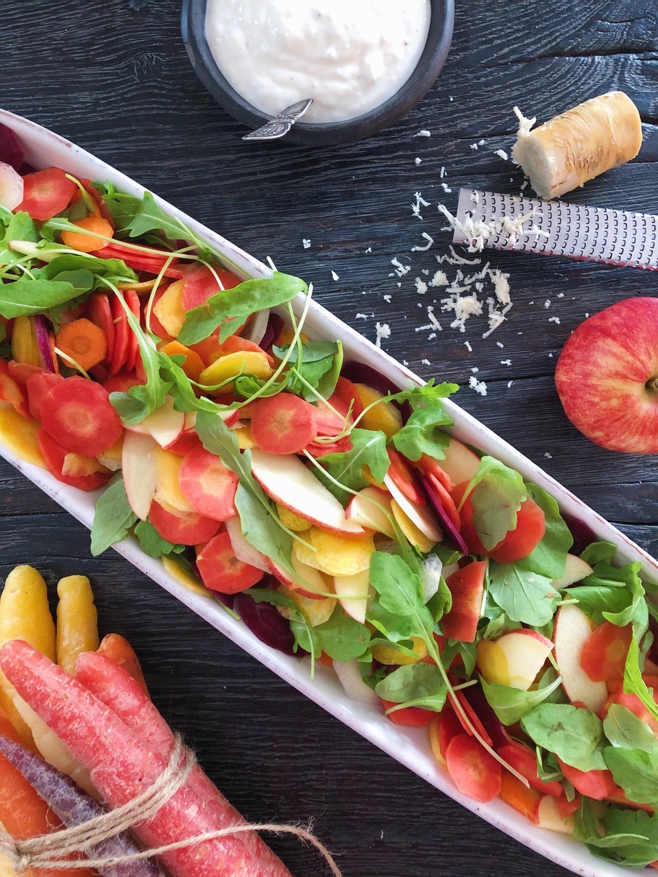 Salat med gulerødder & peberrodsdressing