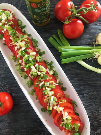Klassisk tomatsalat med l&oslash;g og vinaigrette