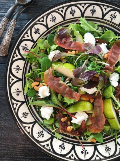 Salat med dadler, p&aelig;rer, spr&oslash;d parmaskinke & cremet gedeost