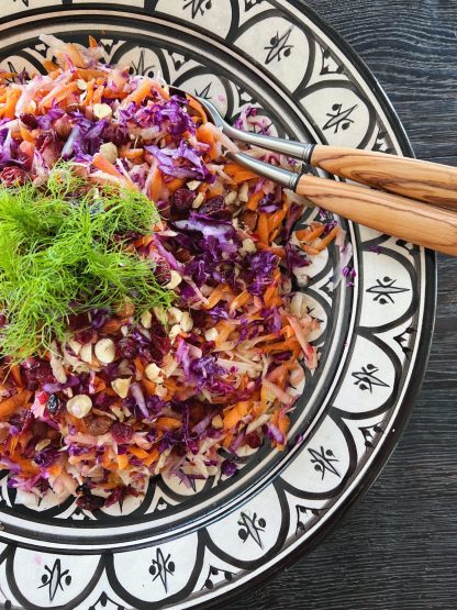 R&aring;kostsalat med spidsk&aring;l, &aelig;bler & flere spr&oslash;de gr&oslash;ntsager