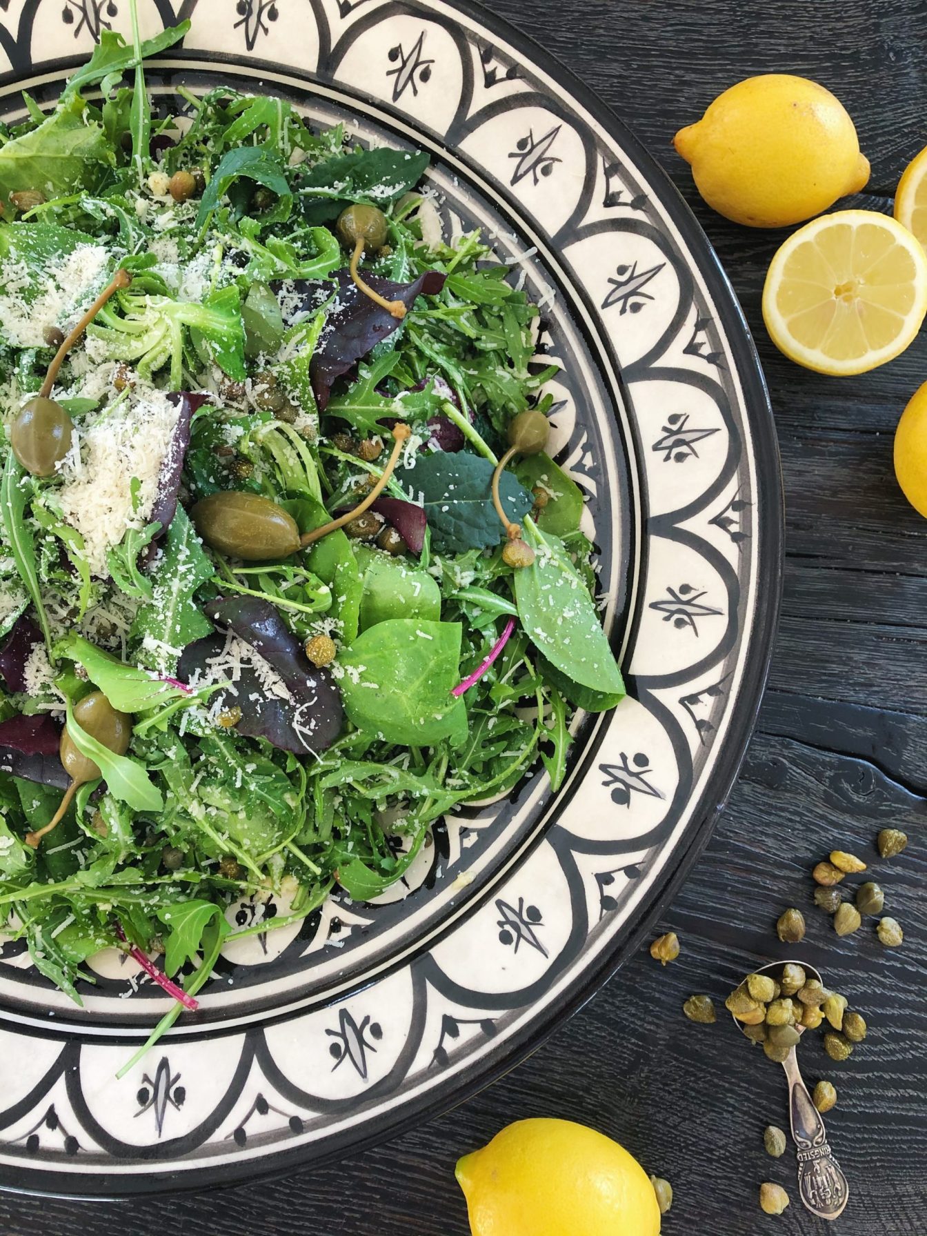 Rucolasalat med kapers, parmesanost og citrondressing