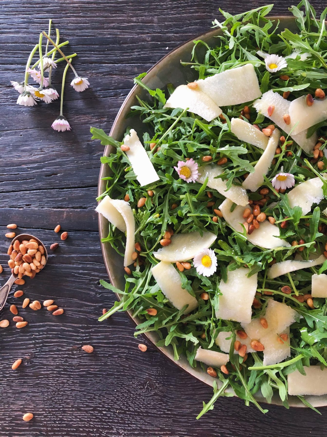Rucolasalat med parmesan & ristede pinjekerner