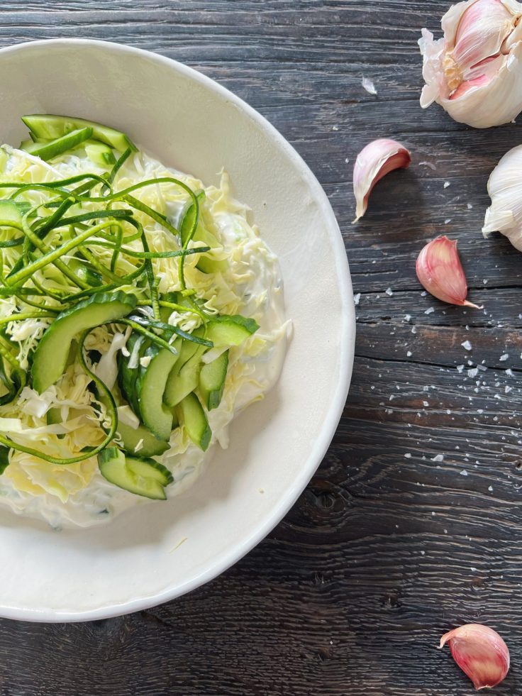 tzatziki salat serveret med spidskål så man har tzatziki og salat i samme skål som er af brandet Badass