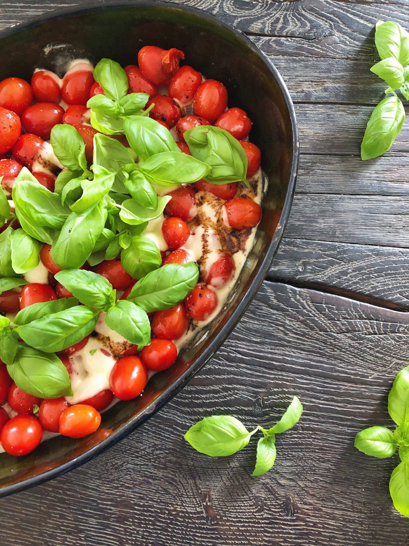 Caprese salat med ovnbagte cherrytomater - lun variant
