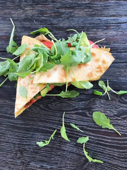 &AElig;ggewraps & tortilla med spr&oslash;d parmaskinke, ost & avocado