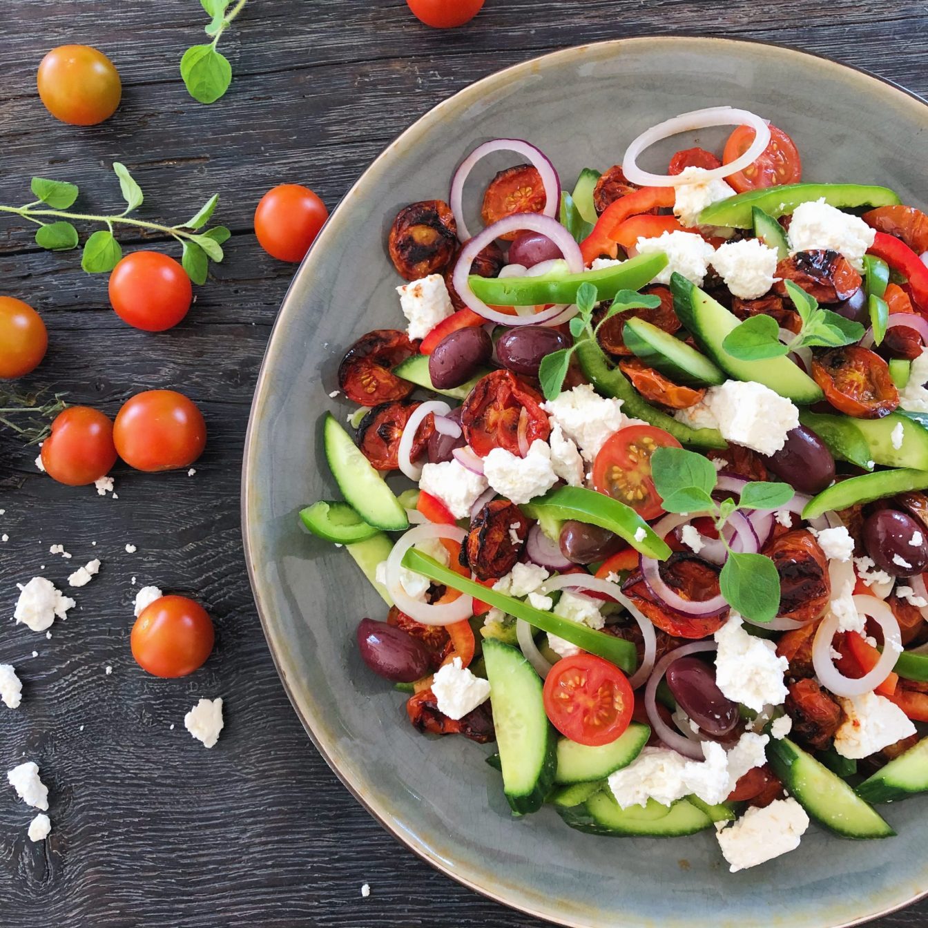 Græsk salat med langtidsbagte tomater