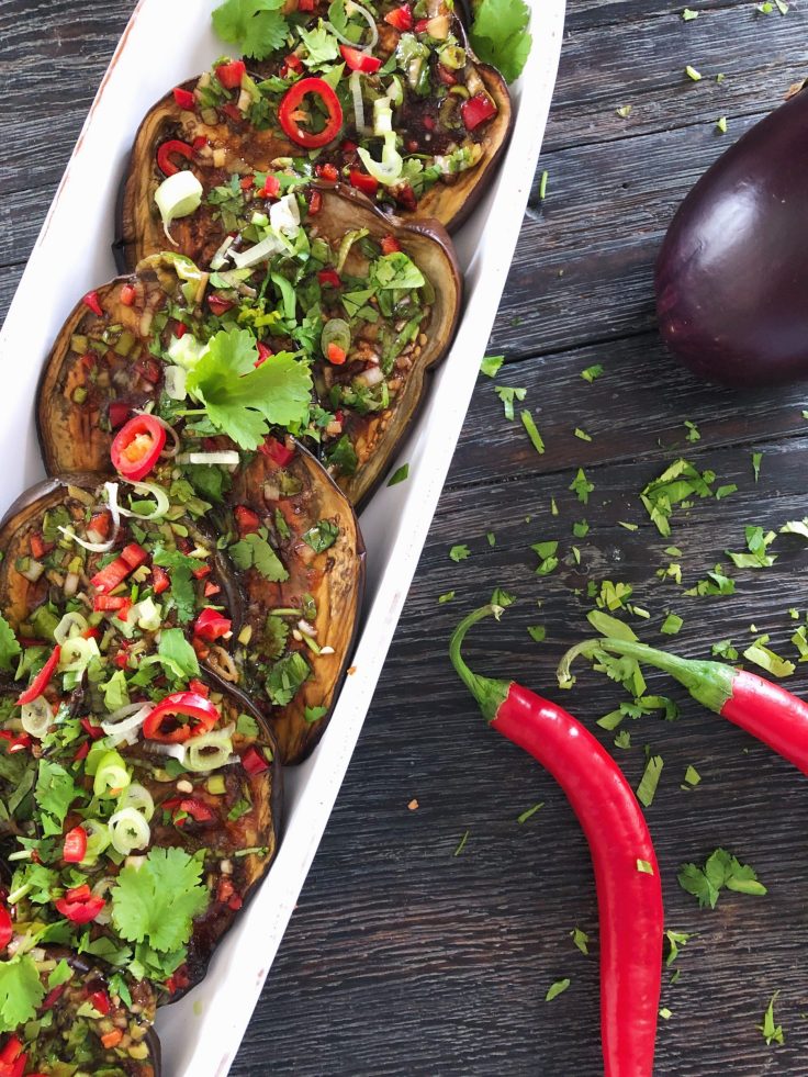 Ovnbagt aubergine med asiatisk inspireret topping