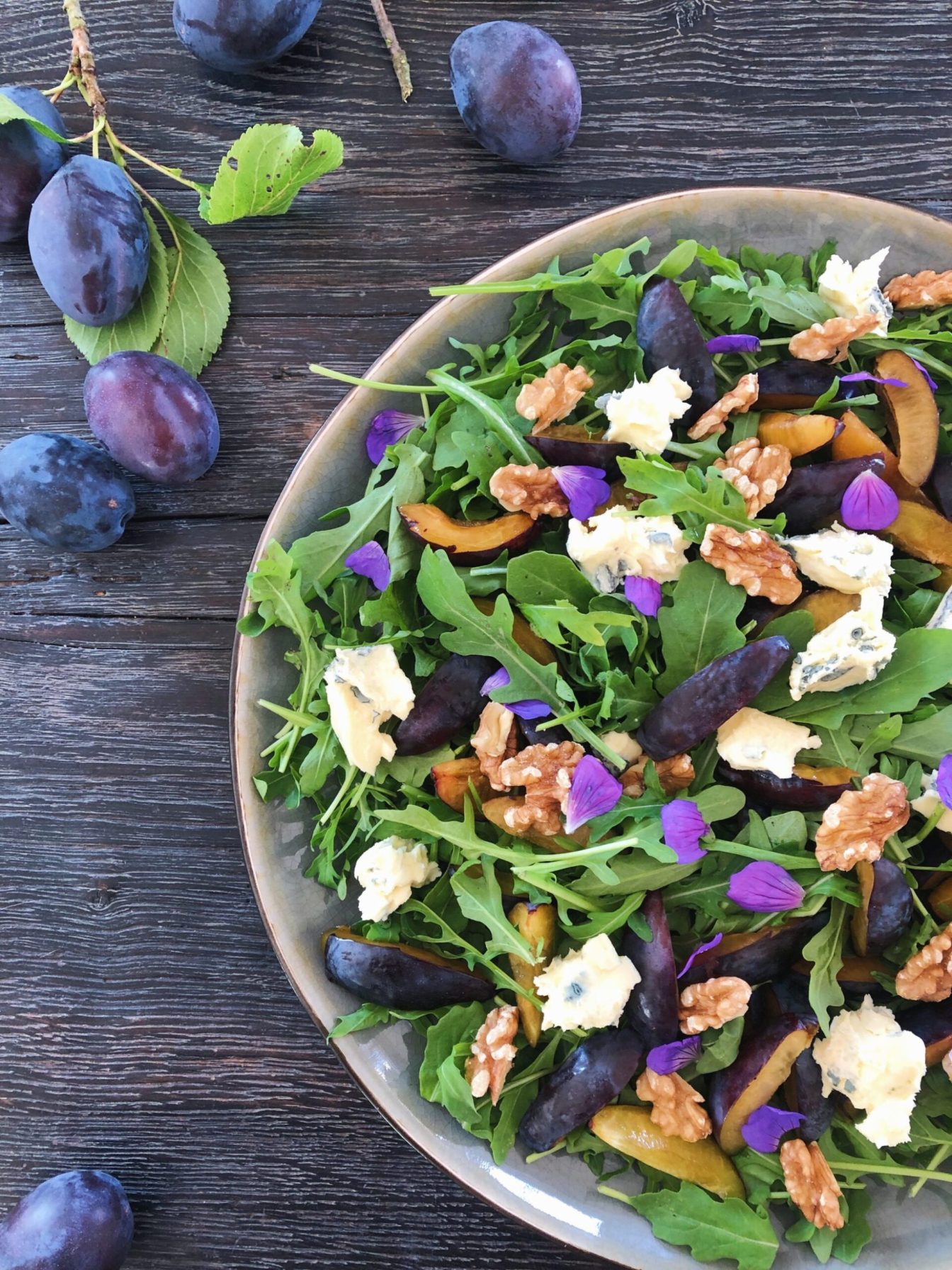 Blommesalat med rucola, valnødder <br>& blåskimmelost