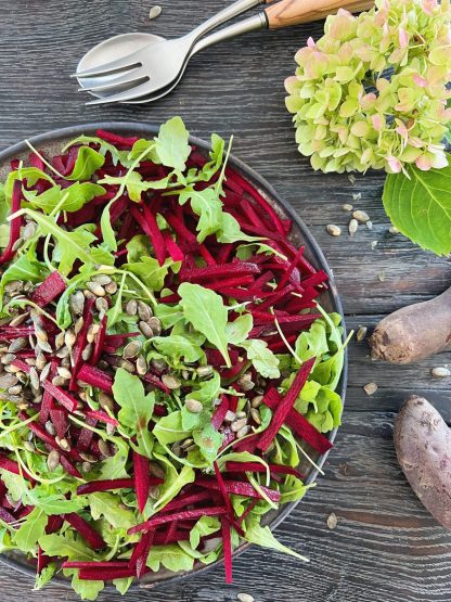 Spr&oslash;d r&oslash;dbedesalat med rucola & saltristede gr&aelig;skarkerner
