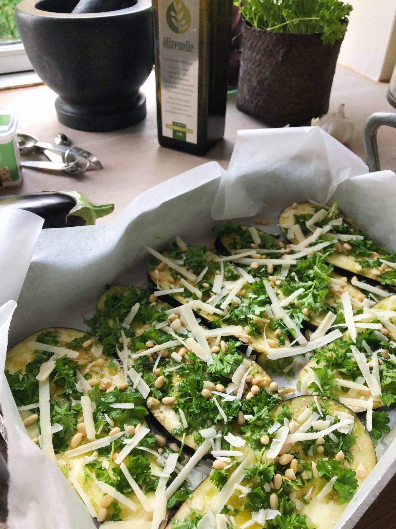 Ovnbagte aubergineskiver med persille, parmesan & ristede pinjekerner
