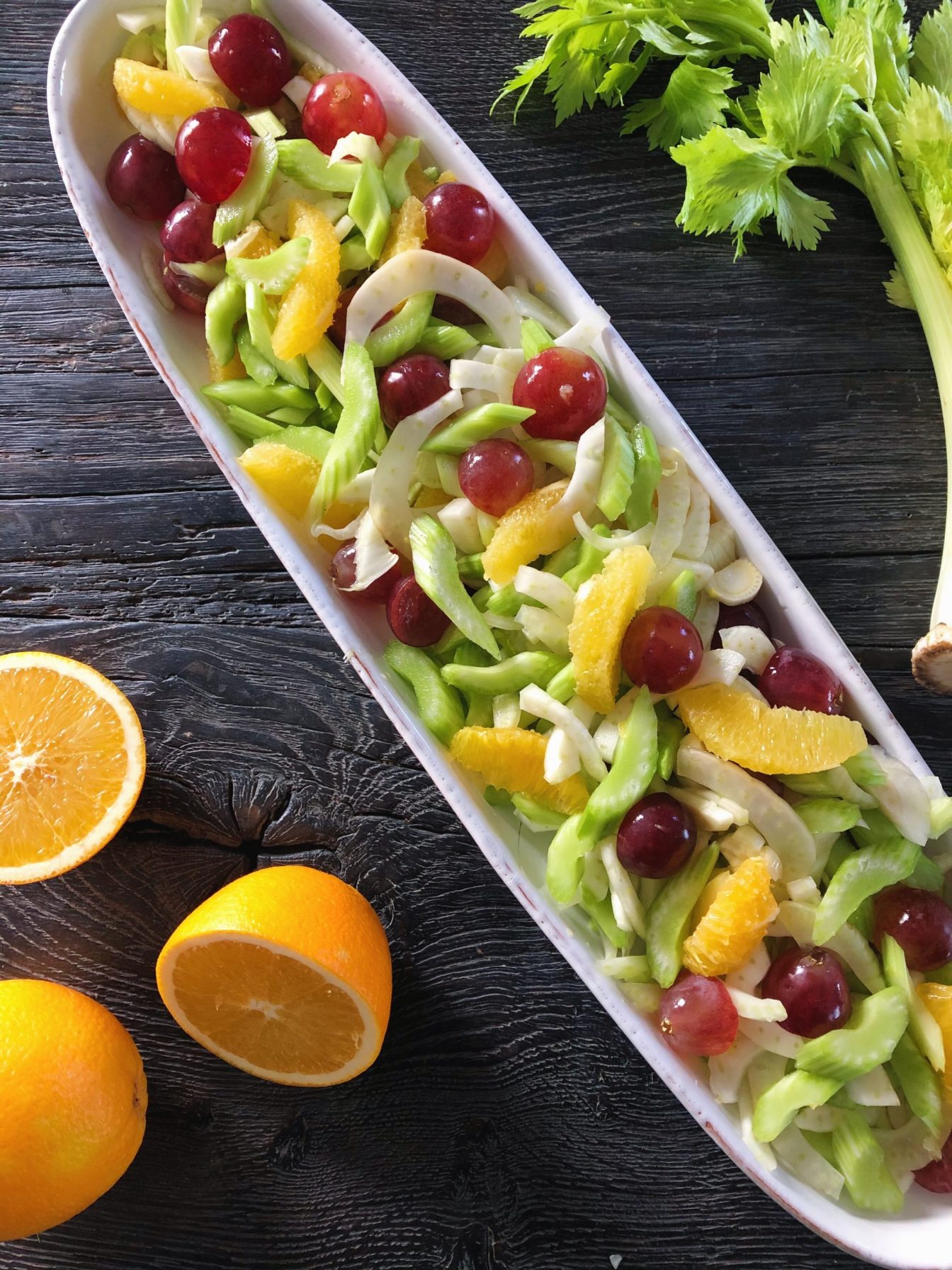 Frisk appelsinsalat med fennikel, bladselleri & vindruer