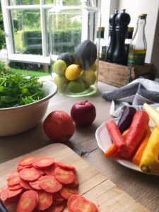 salat-med-guleroedder-under-tilberedelser