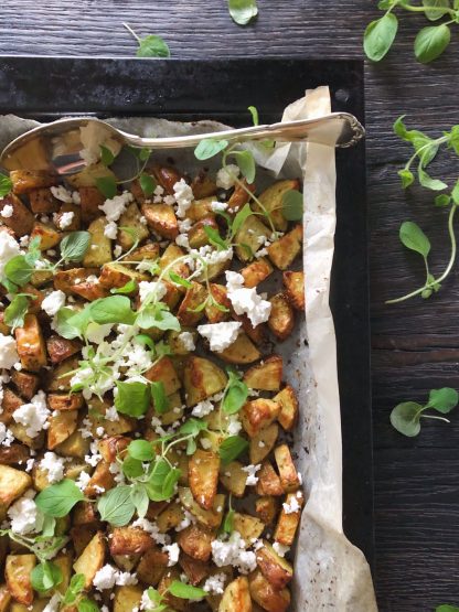 Hvidl&oslash;gsristede kartofler med oregano & smuldret feta