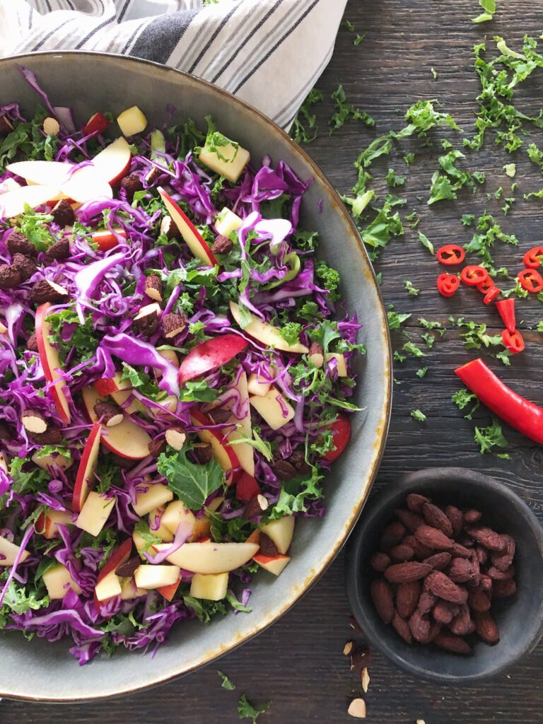 Kålsalat med sprøde soyamandler & asiatisk inspireret dressing
