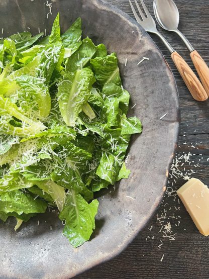 Romainesalat med friskrevet parmesan & citrondressing