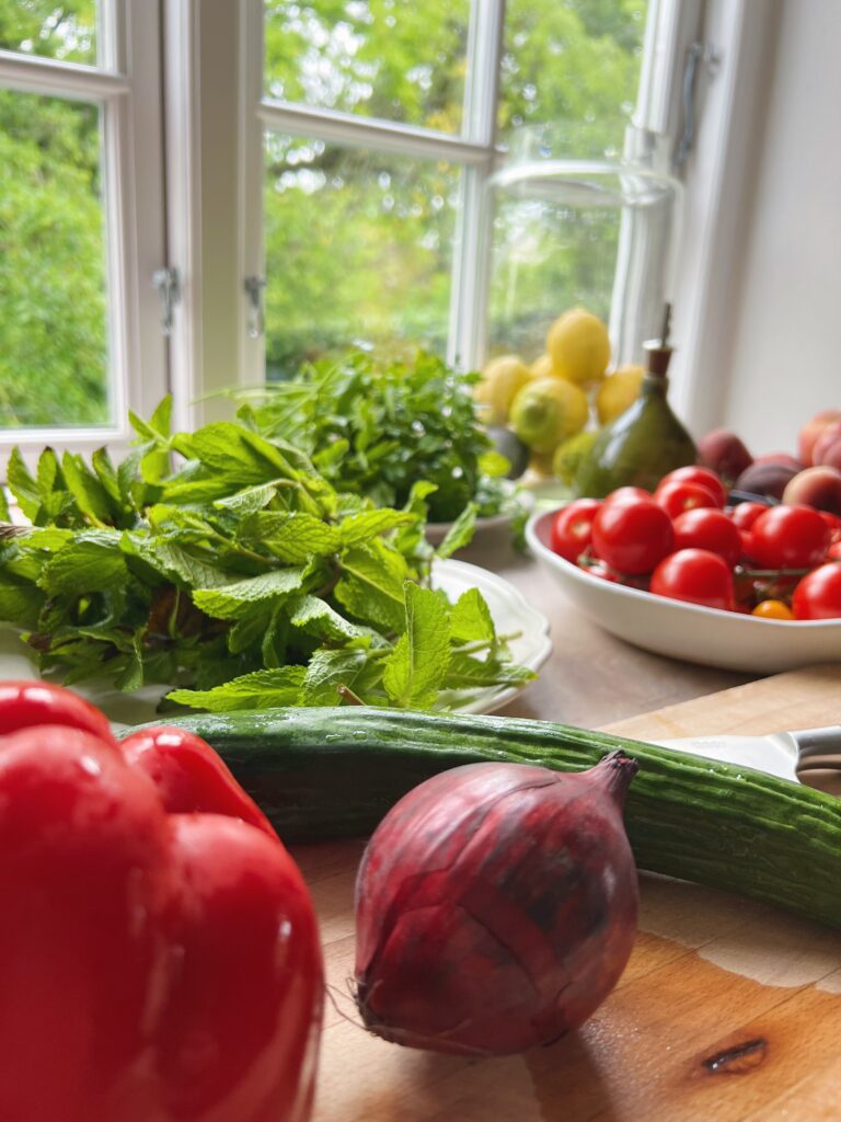 Grøntsager klar til salat med bulgur og fersken