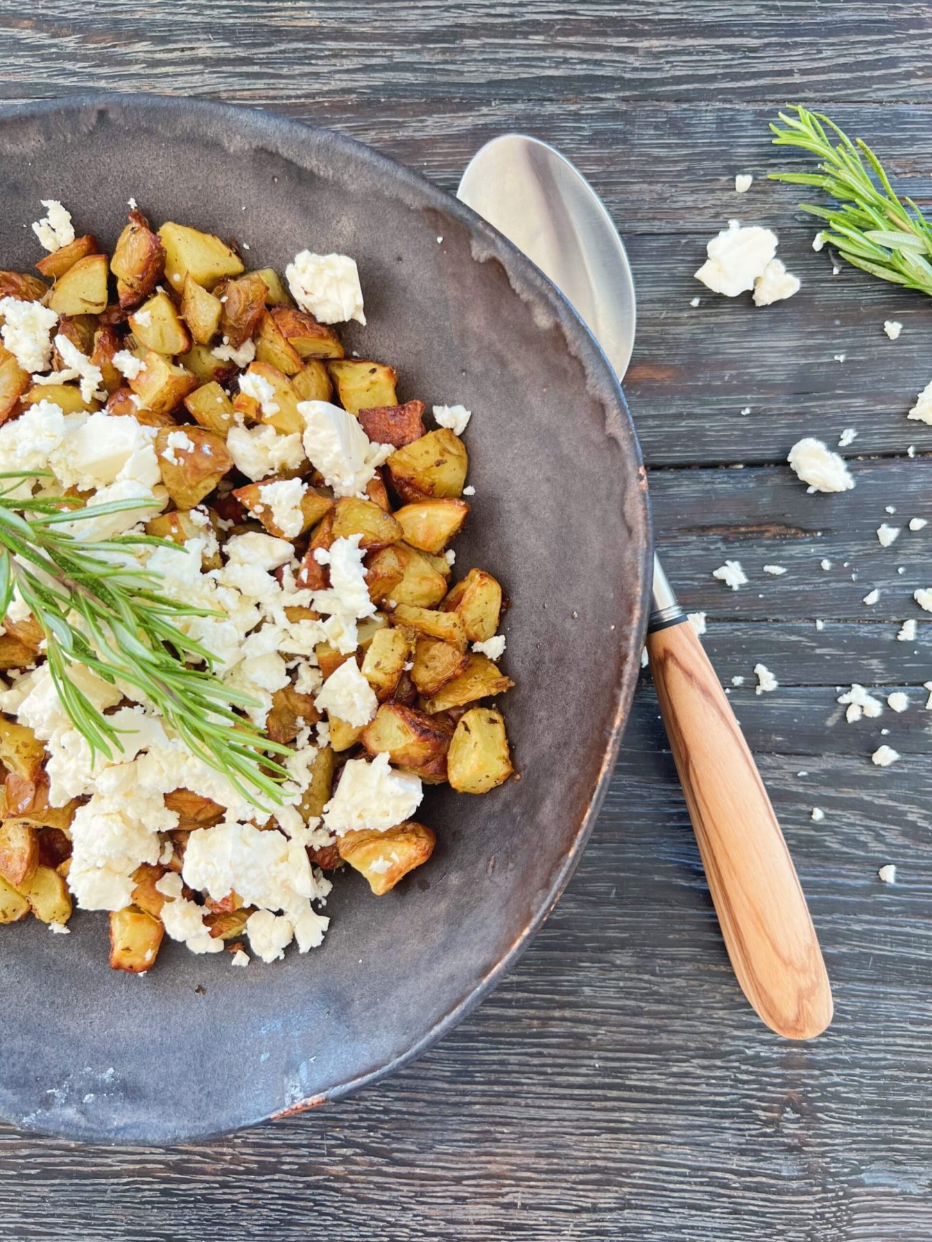 Ovnbagte kartofler med rosmarin & smuldret feta