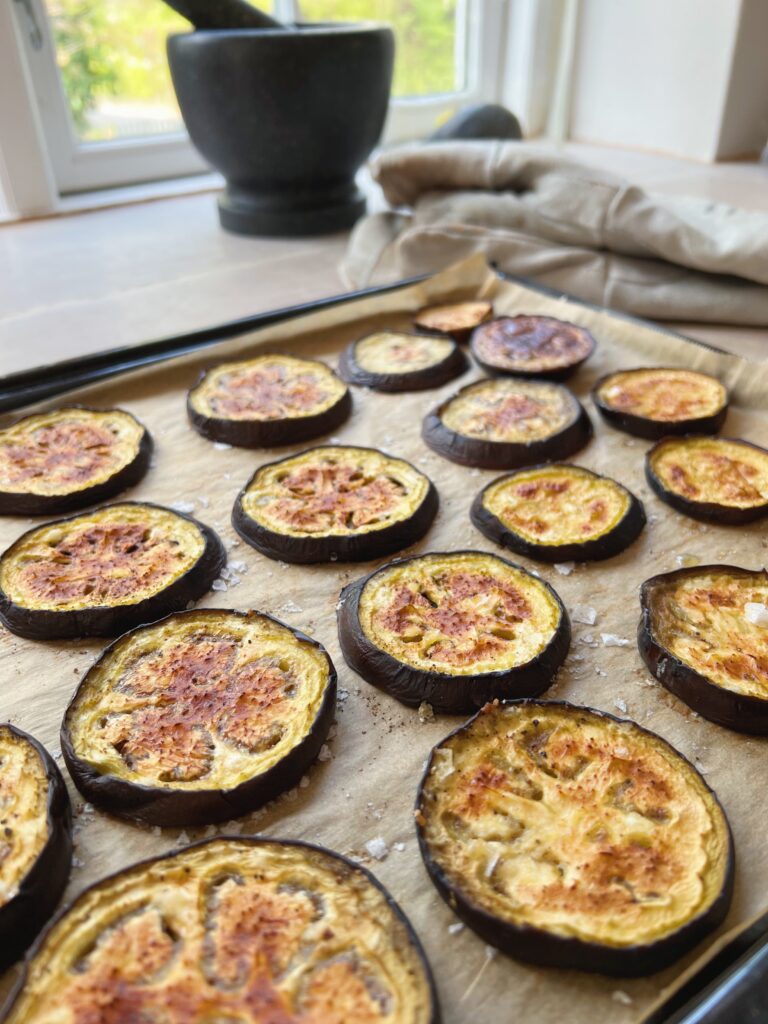 Aubergineskiver til bulgur med avocado