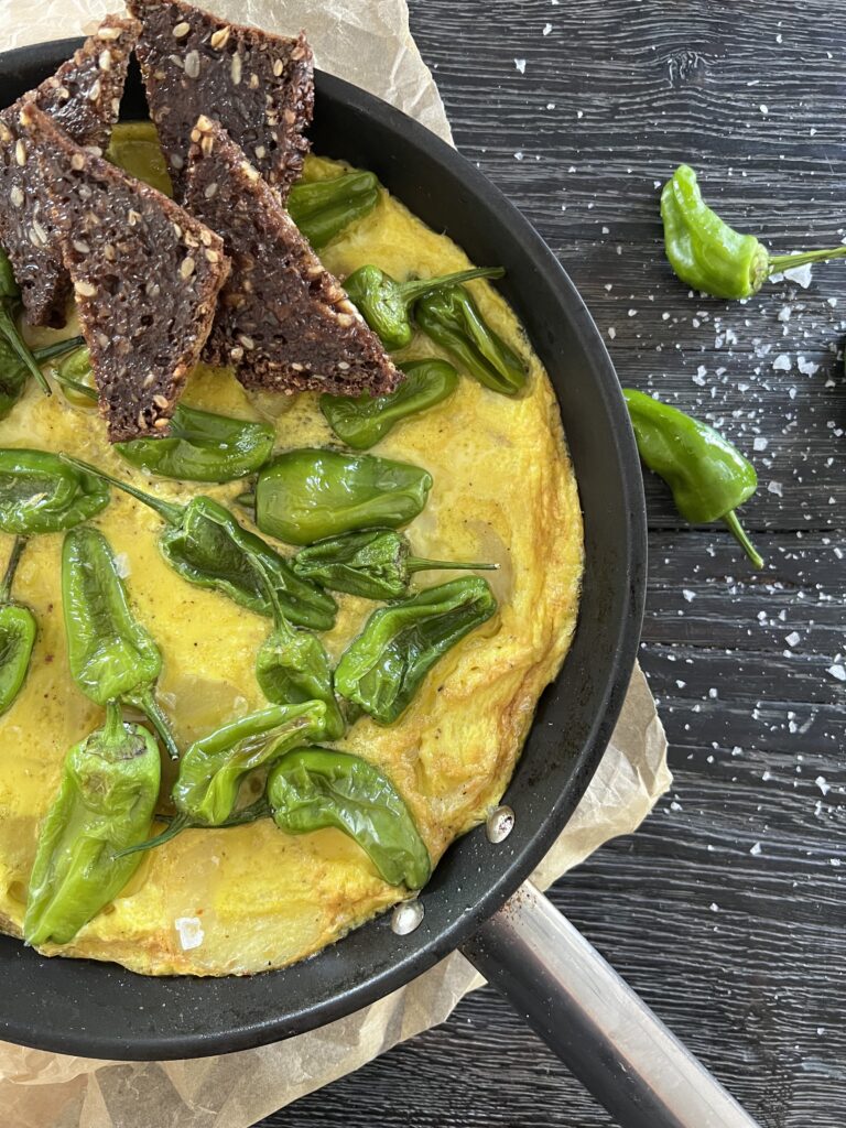 det-smager-godt-med-ristet-rugbroed-til-spansk-tortilla