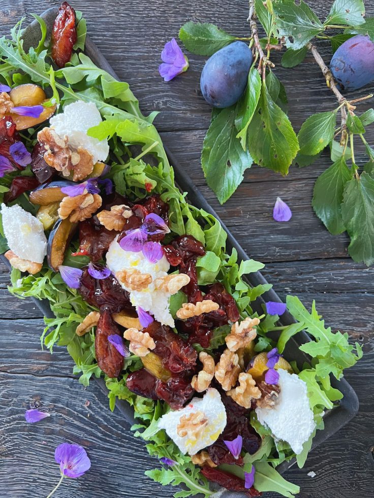 salat-med-blommer-der-er-langtidsbagte