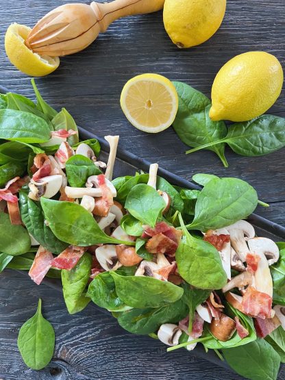 Spinatsalat med champignon, spr&oslash;d bacon & citrondressing