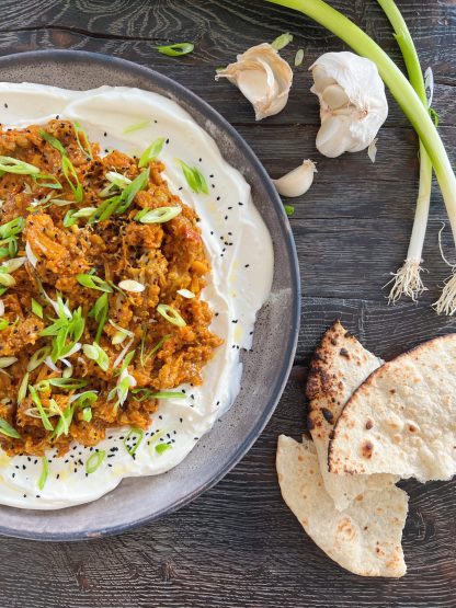 Auberginedip &ndash; Krydret auberginedip p&aring; bund af hvidl&oslash;gsyoghurt