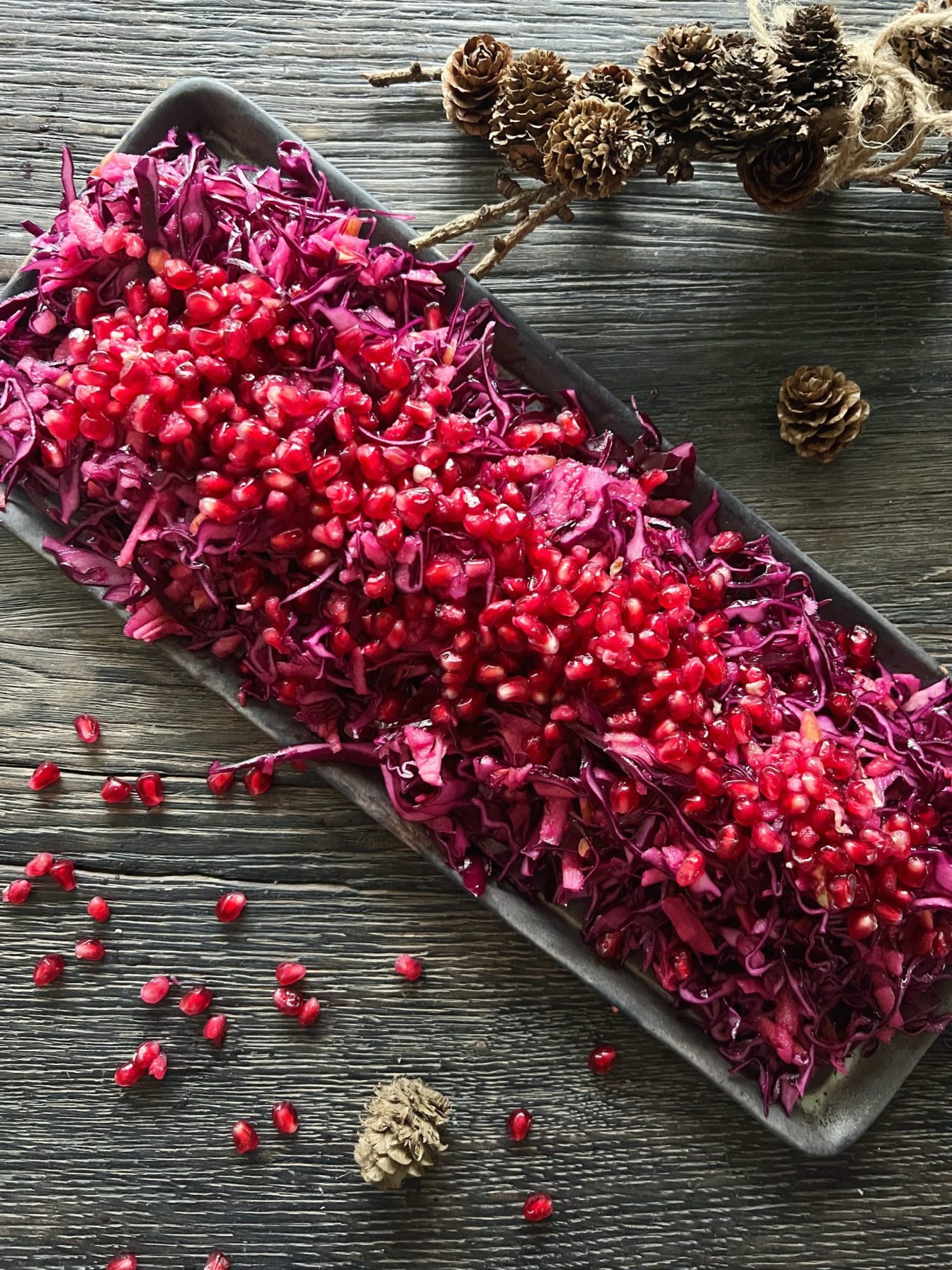 Rødkålssalat med æble, granatæble & tyttebærdressing