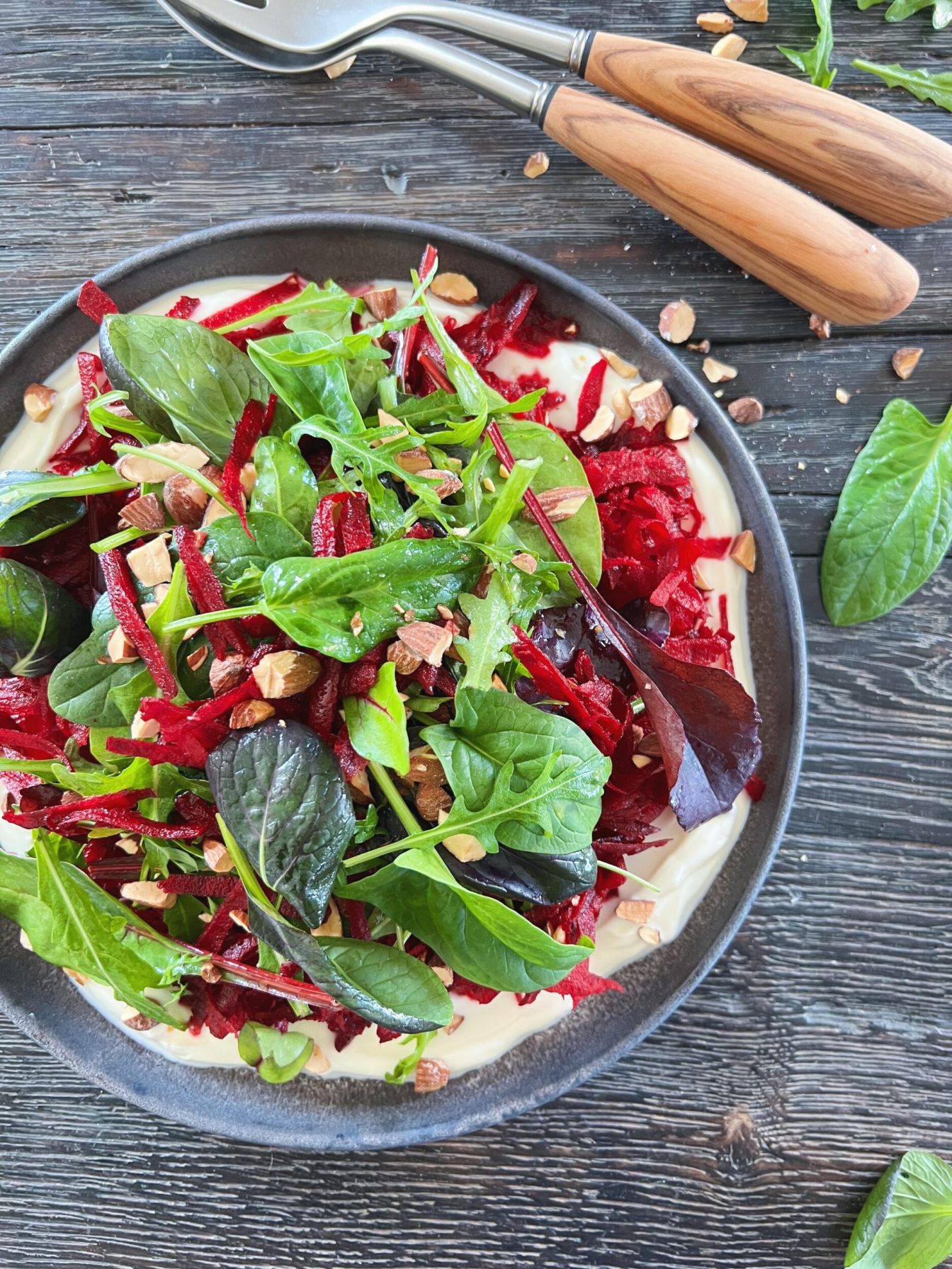 Salat med rødbeder på bund af yoghurt