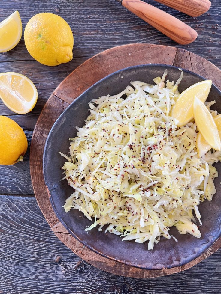lun spidskålssalat med brune sennepsfrø og citronsaft - nem og dejlig salat