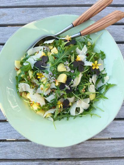 Kartoffelsalat med rucola, ristede pinjekerner & parmesan