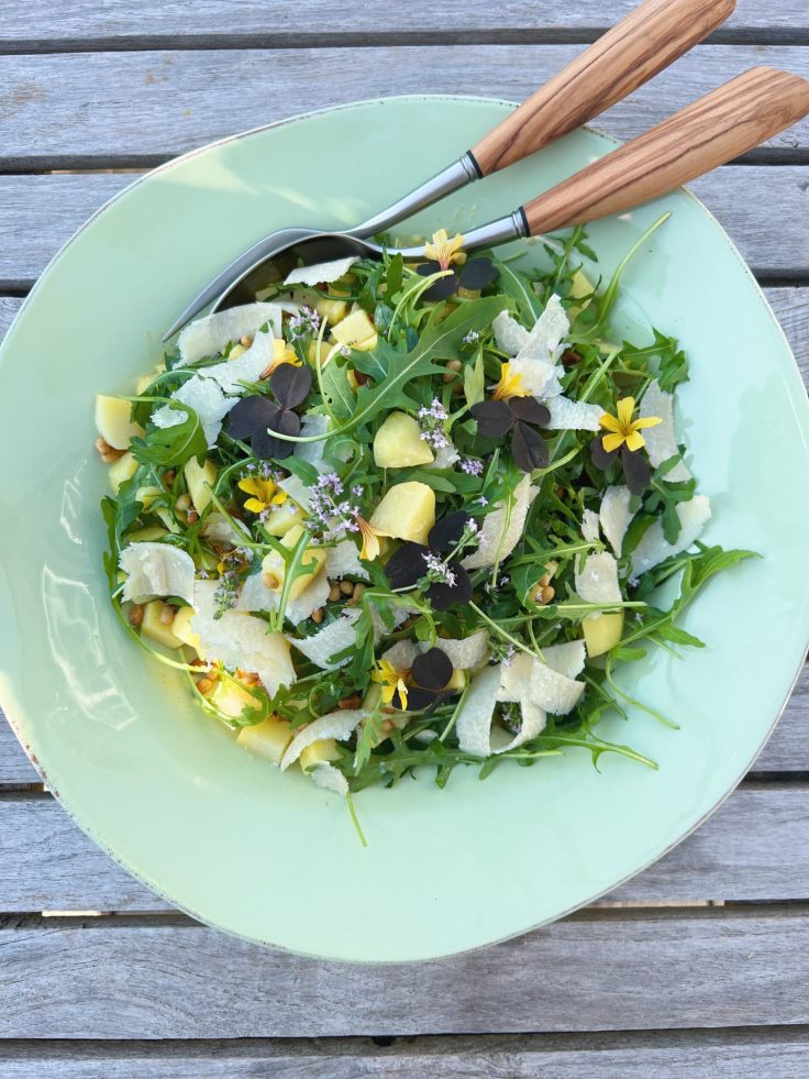 kartoffelsalat i grønt fad fra mærket casagent på et træbord i gråt træ