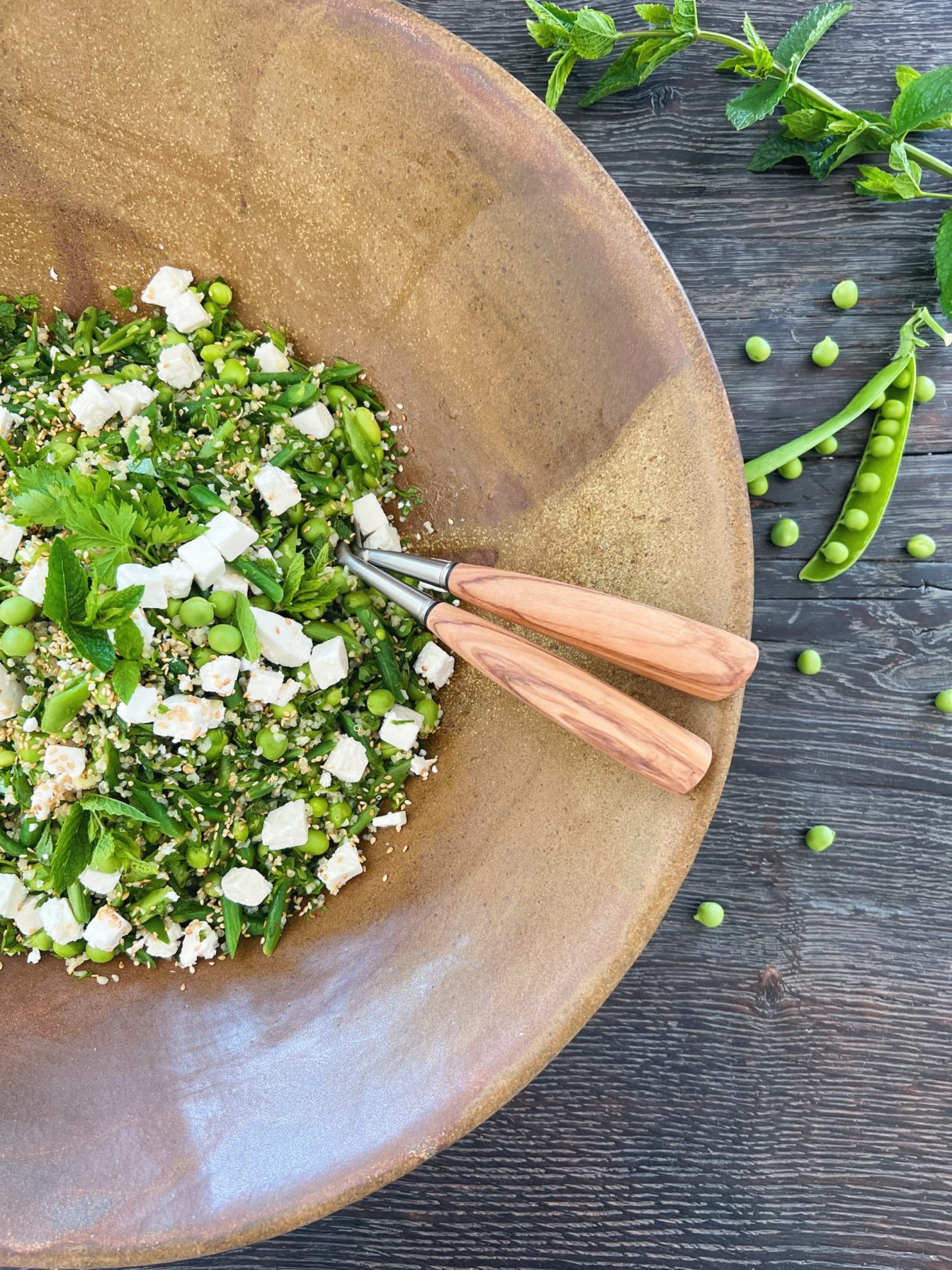 Quinoasalat med friske ærter, ristede sesam & feta