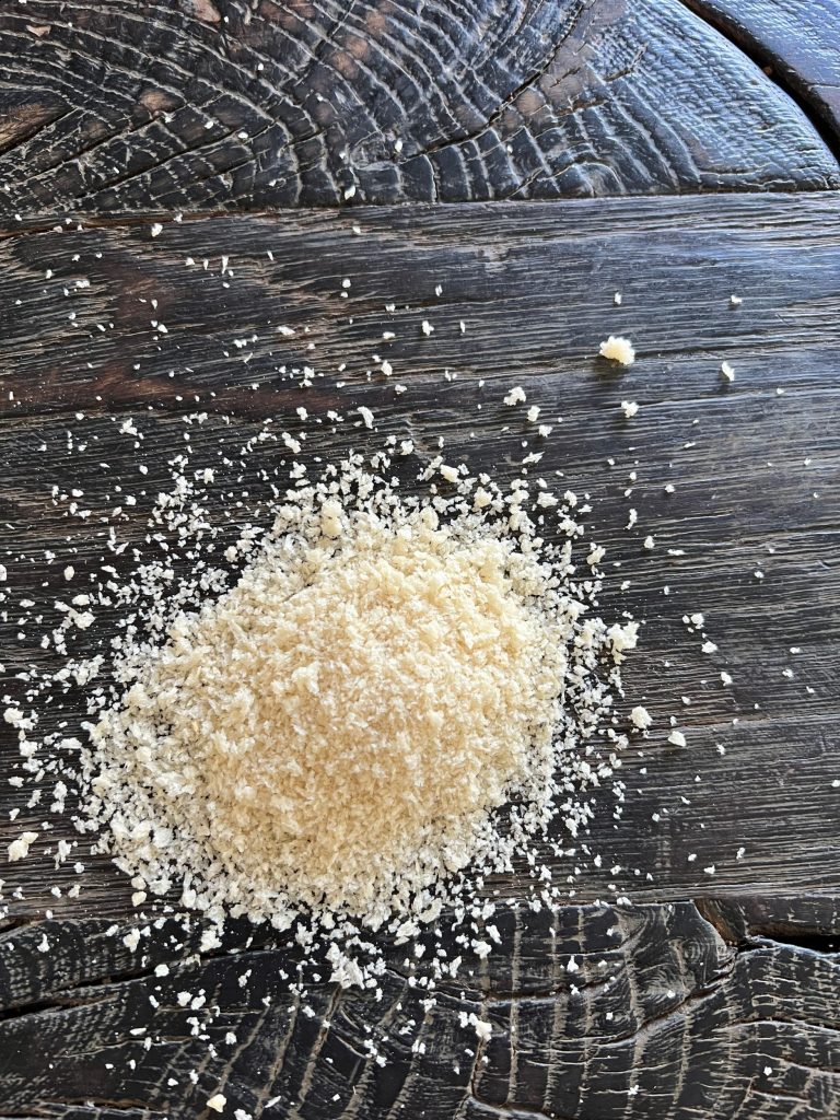 pankorasp i en bunke på et sort rustikt træbord. Det skal bruges som topping til en squashsalat