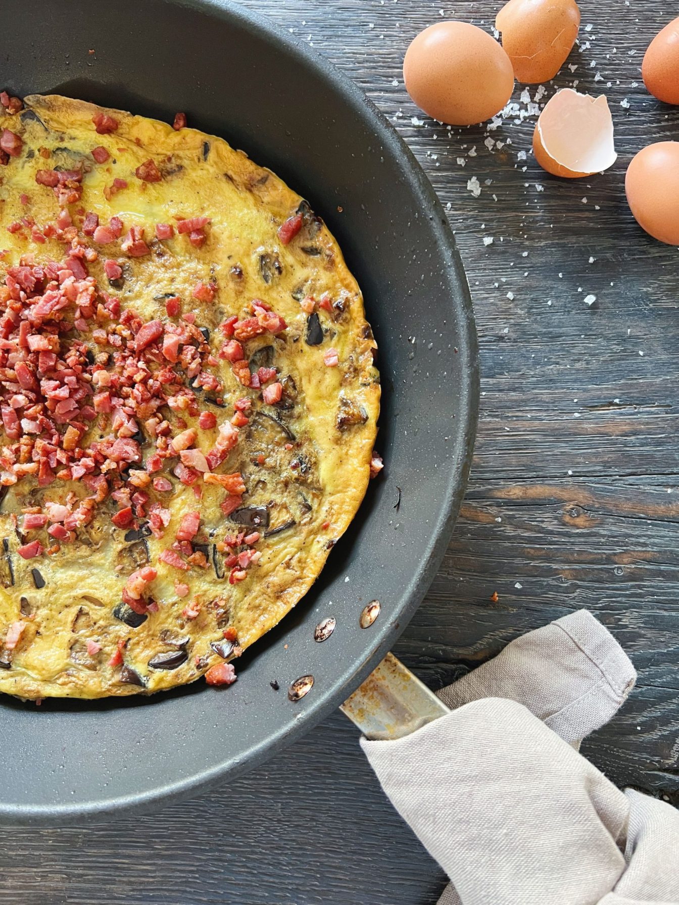 Omelet med aubergine og sprød bacon